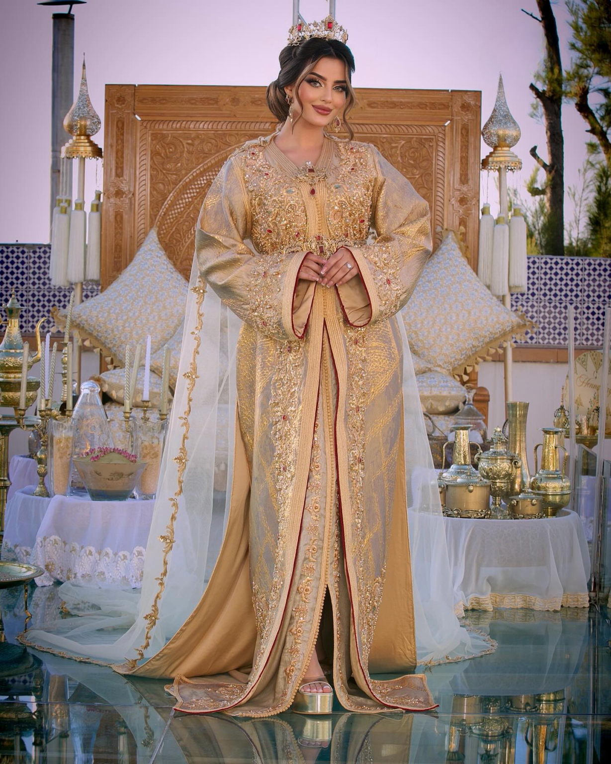 CAFTAN EXPORT Découvrez l'élégance intemporelle du caftan henna, une pièce traditionnelle marocaine magnifiquement ornée. Nos caftans en henna allient beauté et tradition pour des moments inoubliables. Explorez notre collection unique aujourd'hui ! Caftan de mariage en brocard doré, brodé et perlé à la main. Le bas en satin duchesse est également brodé et perlé à la main, livré avec une ceinture assortie en metal.