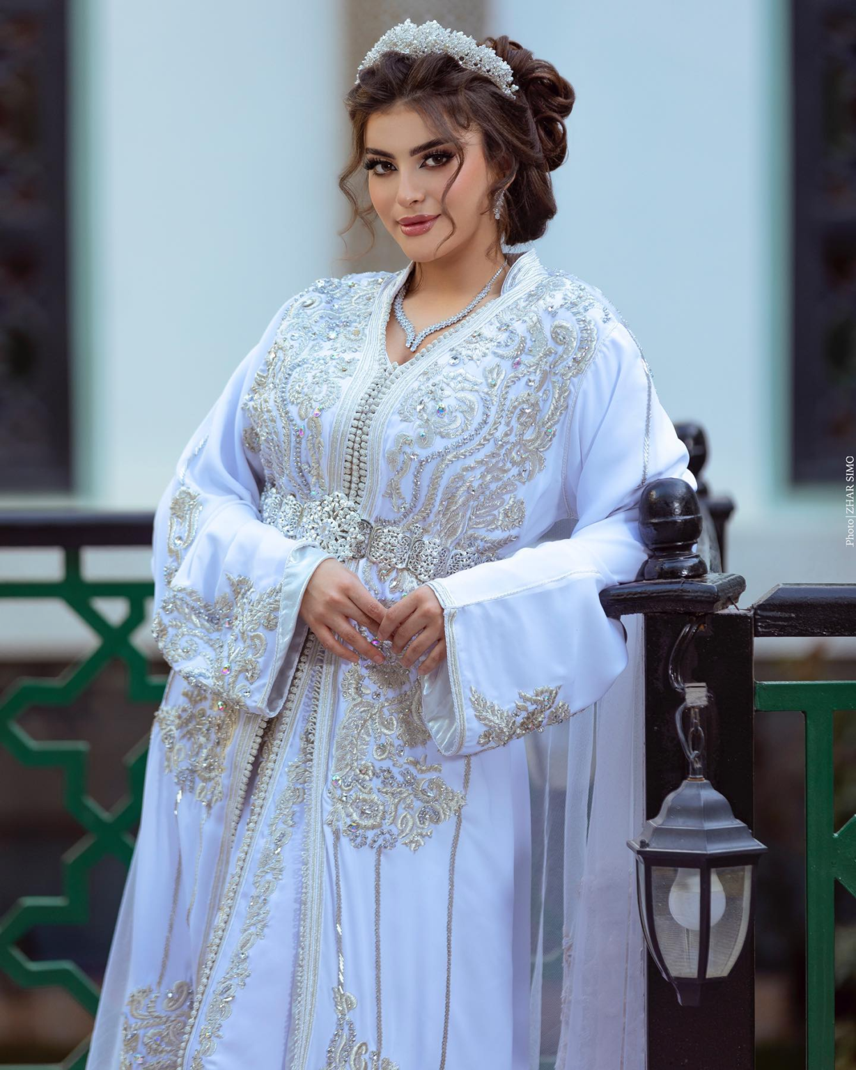 CAFTAN EXPORT Découvrez l'élégance intemporelle du caftan henna, une pièce traditionnelle marocaine magnifiquement ornée. Nos caftans en henna allient beauté et tradition pour des moments inoubliables. Explorez notre collection unique aujourd'hui ! Caftan de mariage en crêpe de soie blanc, brodé en argent et perlé à la main. Le bas en drap de soie est également brodé et perlé à la main, livré avec une ceinture assortie en métal argenté.