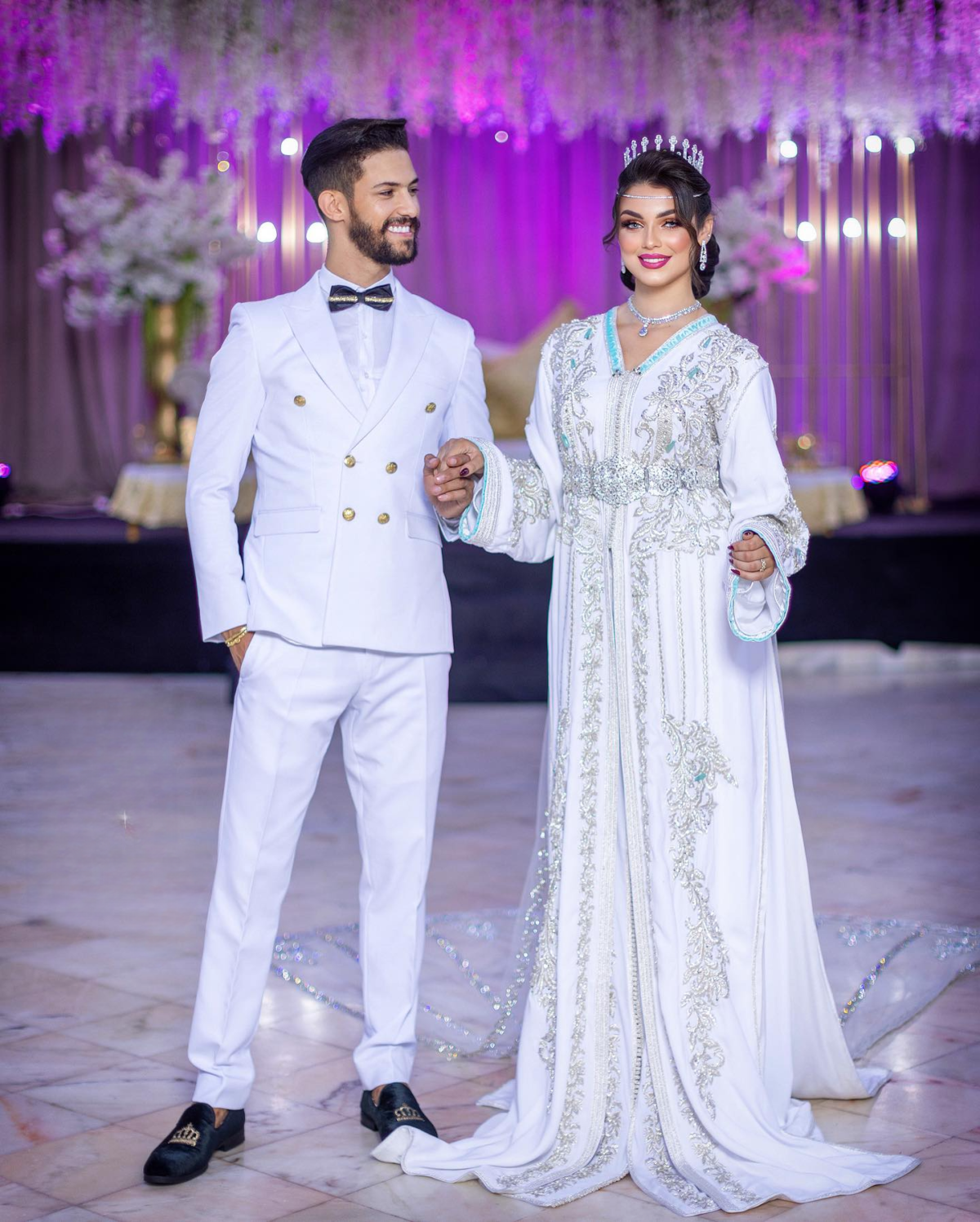 Caftan Market Place Découvrez l'élégance intemporelle du caftan henna, une pièce traditionnelle marocaine magnifiquement ornée. Nos caftans en henna allient beauté et tradition pour des moments inoubliables. Explorez notre collection unique aujourd'hui ! Caftan de mariage en crêpe de soie blanc, brodé en fil argent et perlé à la main. Le bas en drap de soie est également brodé et perlé à la main, livré avec une ceinture assortie en métal argenté.